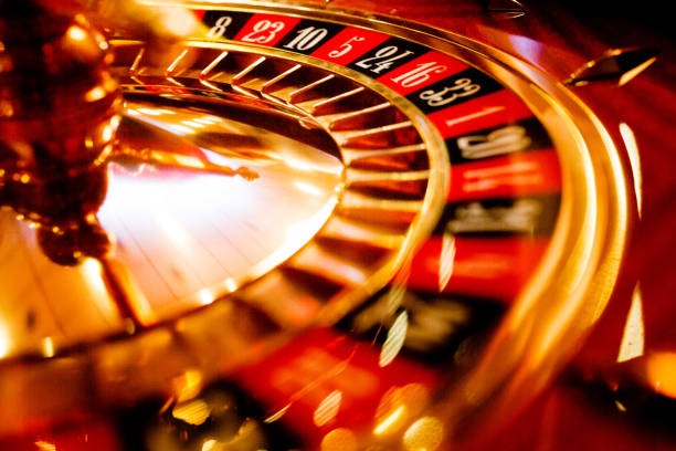 NetEnt live roulette wheel with real dealer spinning